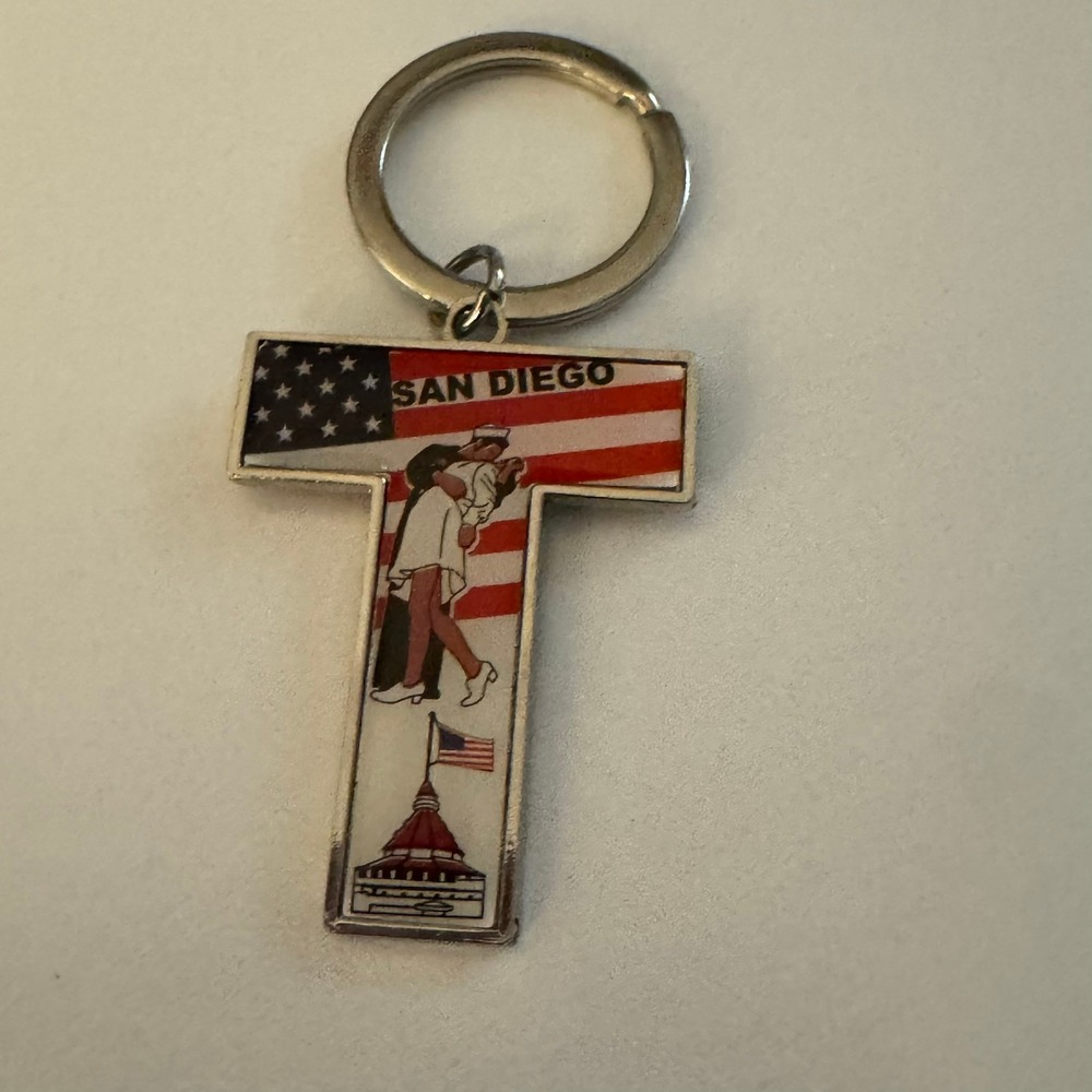 San Diego Souvenir Keychain US Navy Kissing Sailor VJ Day‎ Landmark